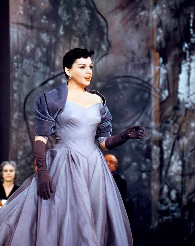 GagaPinkNow's tweet photo. Judy Garland - A Star Is Born (1954) 

Lady Gaga - #GoldenGlobes (2019) https://t.co/kOlDbeICN1