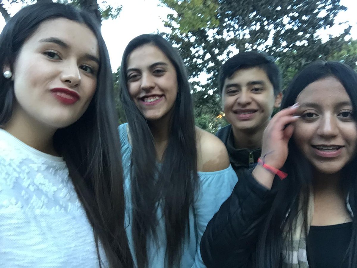 majocastillo_18's tweet photo. #SelfieForLaPereztroica2 Con los lindos del #TeamQle🤭💜 @DannyPerez20 https://t.co/R28Wz6Vd1N
