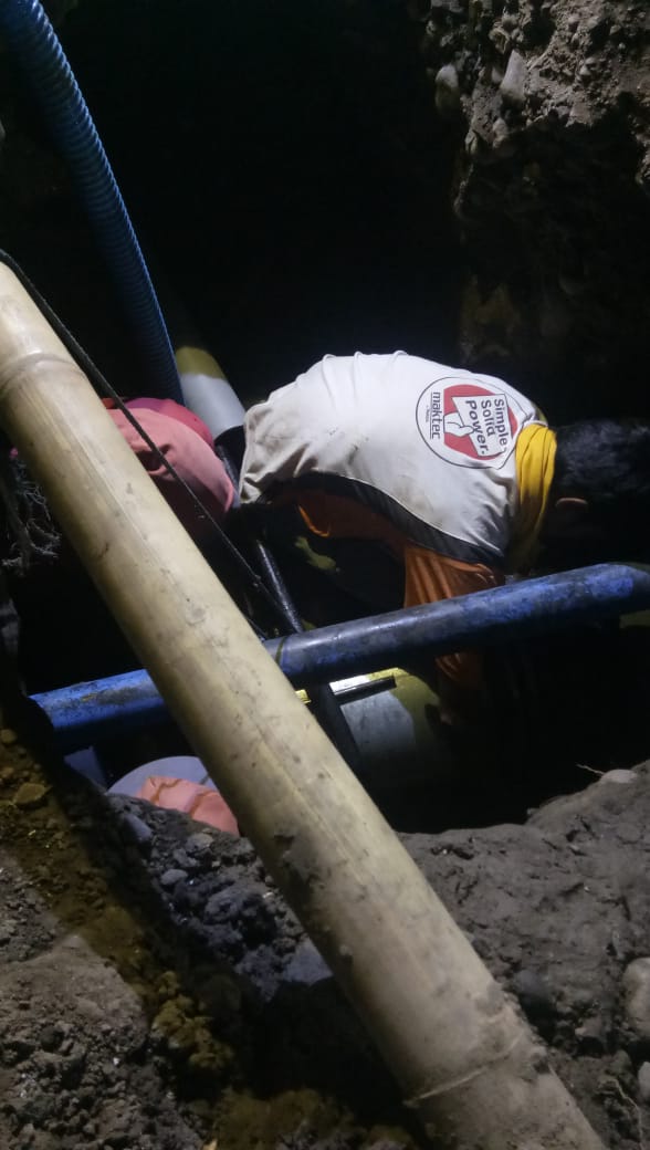 postsuararakyat's tweet photo. Demi penuhi kebutuhan masyarakat, PDAM Kota Tegal bekerja lembur atasi kecocoran pipa diatas aliran sungai kemiri, samping terminal Kota Tegal. @pdam_tegal @Dik_Yuliyanto  @InfoPewarta @TegalkotaInfo https://t.co/ENEaNt7NYt