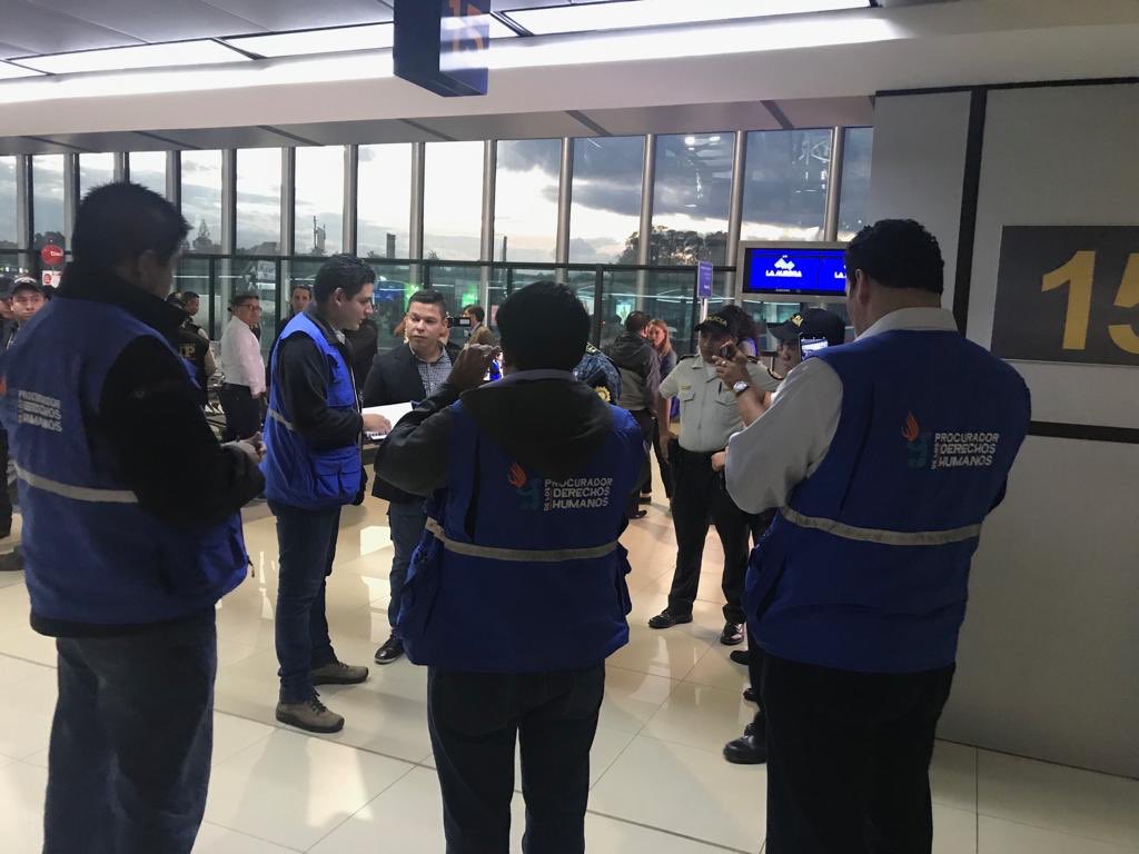 JodyReporta's tweet photo. La PDH informa que acompañan al @MPguatemala para dar cumplimiento a lo ordenado por la @CC_Guatemala, de permitir que Yilen Osorio, investigador de @CICIGgt, salga de la sala de espera del Aeropuerto La Aurora. https://t.co/Lmr7Sm5MZ2