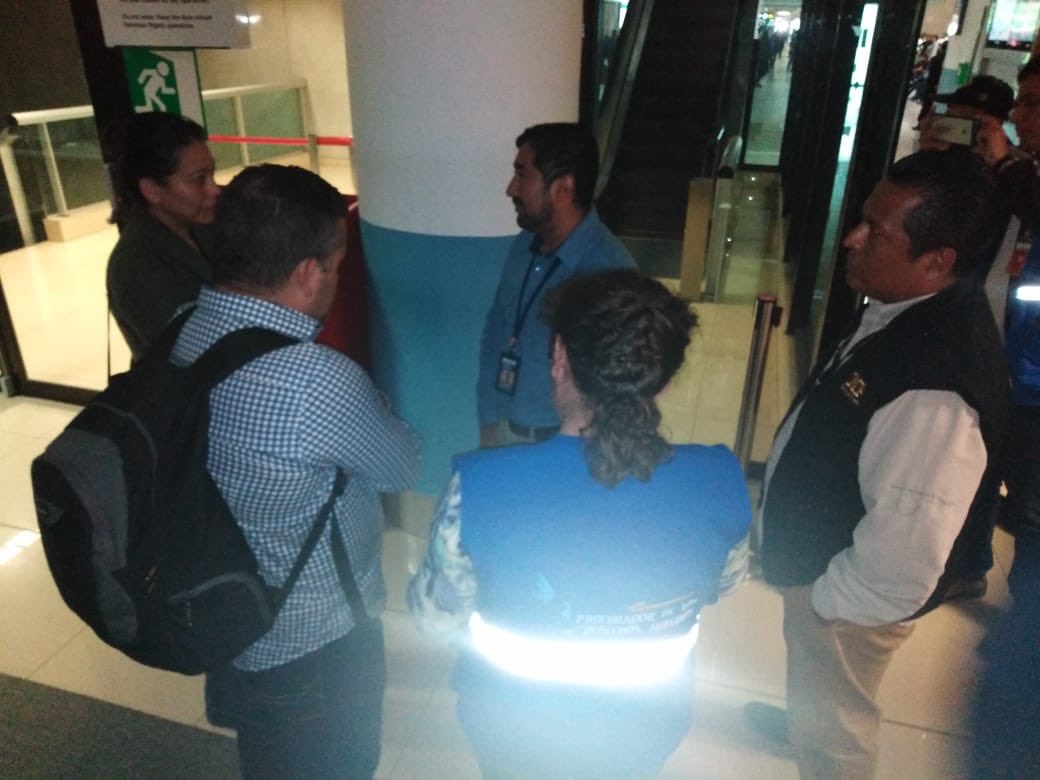 JodyReporta's tweet photo. La PDH informa que acompañan al @MPguatemala para dar cumplimiento a lo ordenado por la @CC_Guatemala, de permitir que Yilen Osorio, investigador de @CICIGgt, salga de la sala de espera del Aeropuerto La Aurora. https://t.co/Lmr7Sm5MZ2
