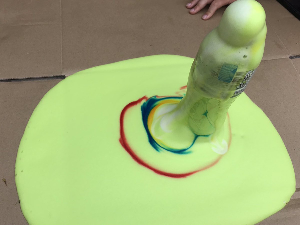 DrEmmaLJohnston's tweet photo. Making βelephant toothpasteβ for some #summertimescience. All you need is H2O2, food dye, yeast, hot water, gloves & some dish washing liquid. Join the @ScienceChiefAu for some science in the sun & you can watch a @questacon video of the experiment here: https://t.co/CUcJeEk5xI https://t.co/T1gsVPDbm2