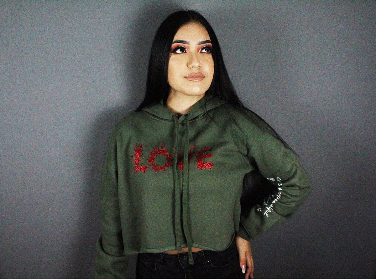 heartspoke's tweet photo. LOVE iS FirE 🔥COLLECTION
Thursday 1/10 😈
.
.
.
Every kiss makes my heart beat as if your lips are laced with caffeine, causing the butterflies in my stomach to dance like it’s prom, making me a little bit crazy #valentinegiftideas https://t.co/CXEzCuPSV6