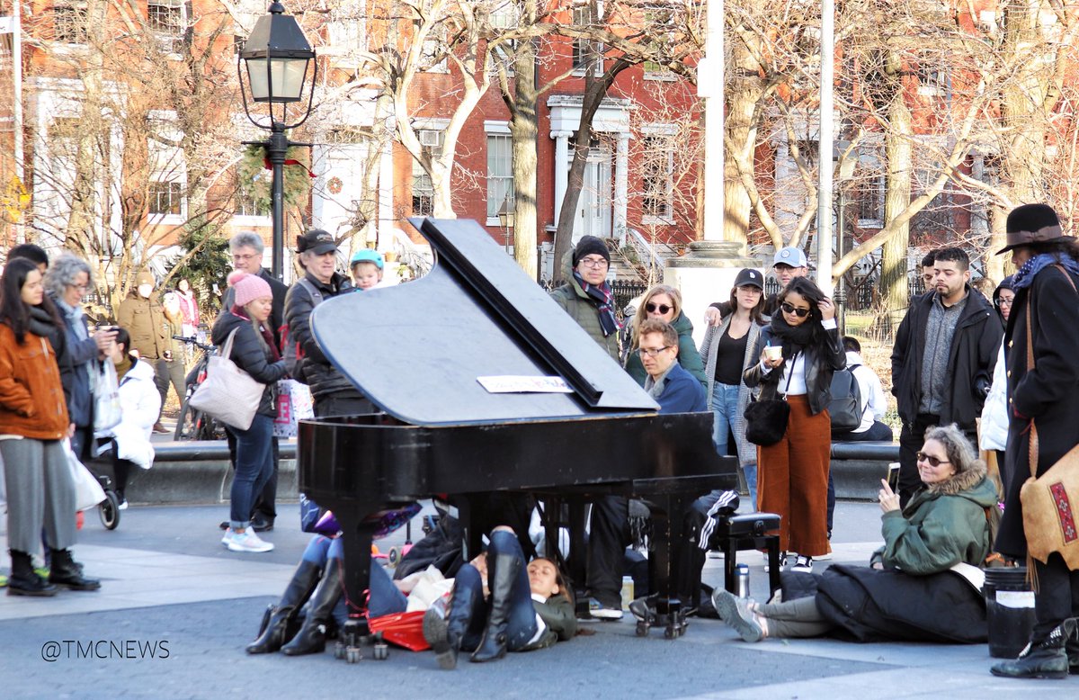 TMCNEWS's tweet photo. Happy Birthday, @colinhugginsnyc 🎂
Colin spent the day entertaining crowds inside Washington Square Park in #NYC #pianoman #OnAssignmentNYC https://t.co/1wJNWxo3f4