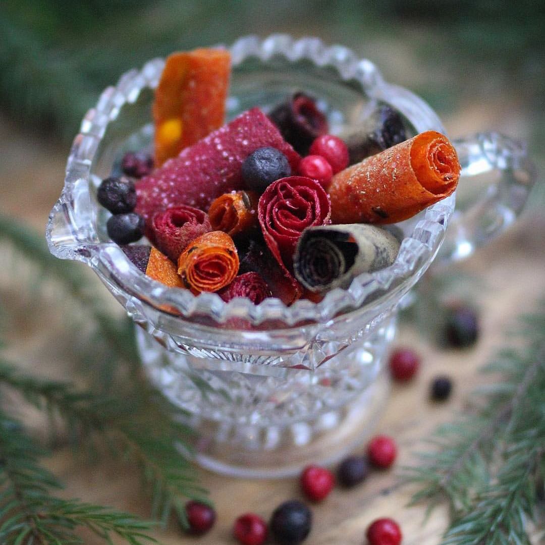 Lingonberry, sea buckthorn and bilberry fruit leather infused with flavors of the forest like spruce and birch. @taikaforest made these recently, and they were so tasty that her mom and daughter couldn’t keep their hands off them. #wildfood #winterrecipes #puolukkakoivusokeri