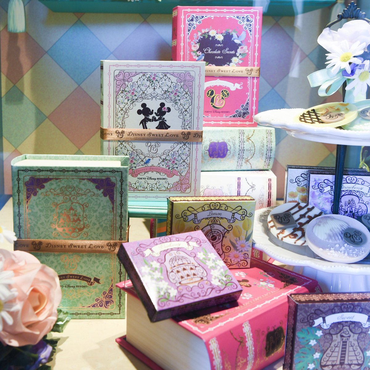Mezzomikiのディズニーブログ 本日よりtdsヴェネツィアン カーニバル マーケットにチョコレート シークレッツが登場 テーマポートをイメージしたチョコレート7種の中から3種選び ブック型の箱 3種の中から1種選択 につめてオリジナルのギフトに