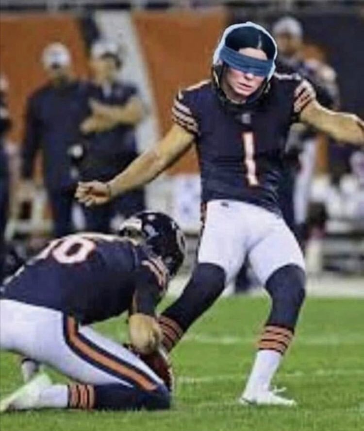 danfleyshman's tweet photo. Closer look at Chicago Bears kicker... #BirdBox 🐦📦 https://t.co/8kIEpqkRCt