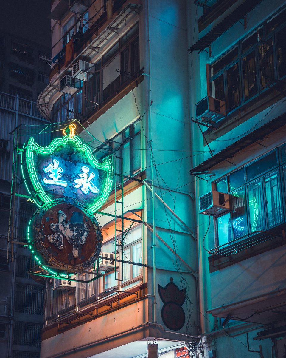 stfeyes's tweet photo. Pawn Shop
https://t.co/Lv2P99eqDh
#archillect #cyberpunk #HongKong #neoncities #photography #vaporwave #neon https://t.co/xmnCygfH8m
