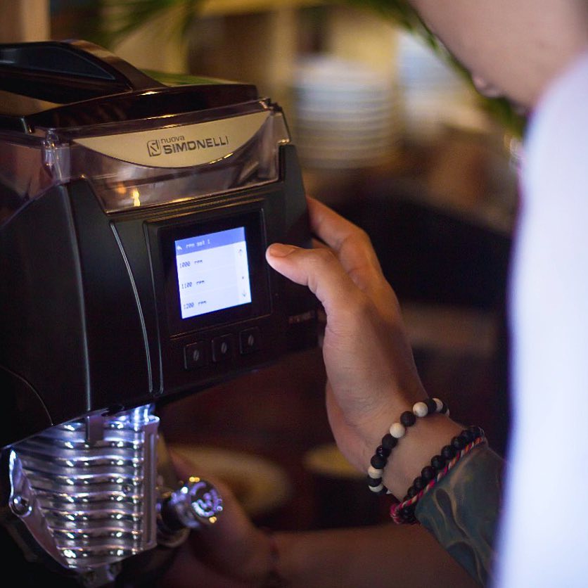 nuovasimonelli's tweet image. #Mythos2 is the ideal grinder for high volume shops. Grinding doses in under two seconds, it’ll never slow you down! #NuovaSimonelli