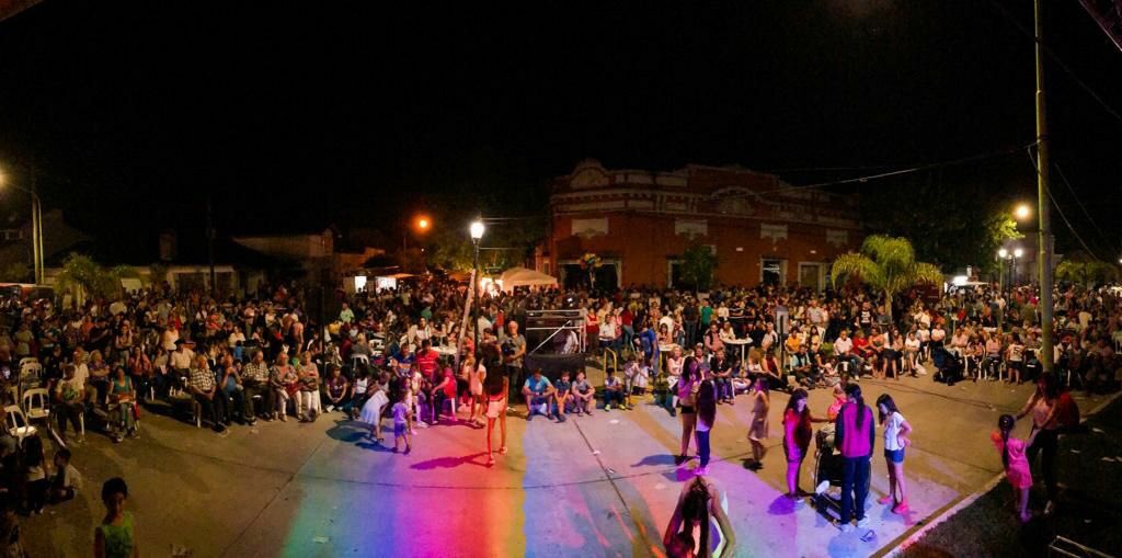 Por 8vo año las noches de peatonal son un exito en <a href="/CastelliCiudad/">Castelli Ciudad</a> 👏👏
Gracias Marisa Mariscal por habernos dado la idea! Las #NochesDePeatonal se hicieron realidad y #Castelli te lo agradece ❤️❤️ #MasCultura