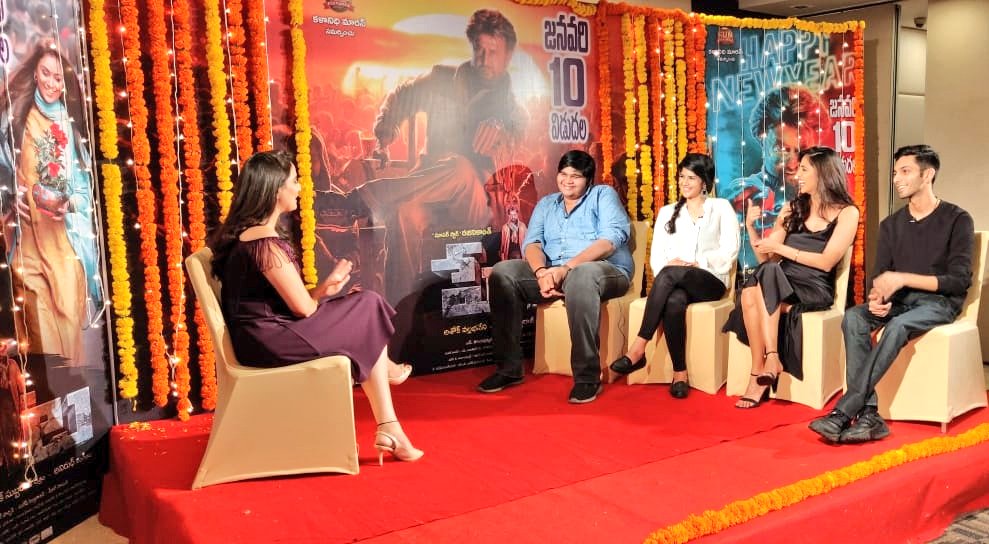Nettv4uTamil's tweet photo. Promotions On Full Swig
Team #Petta : Director #KarthikSubbaraj ,Music Director @anirudhofficial & #MeghaAkash & #malavikamohanan At #Hyderabad Ahead The Release Of #Petta
#PettaParaak
#PettaIn4Days
@rajinikanth
@karthiksubbaraj
@sunpictures https://t.co/NSDji6Kap9
