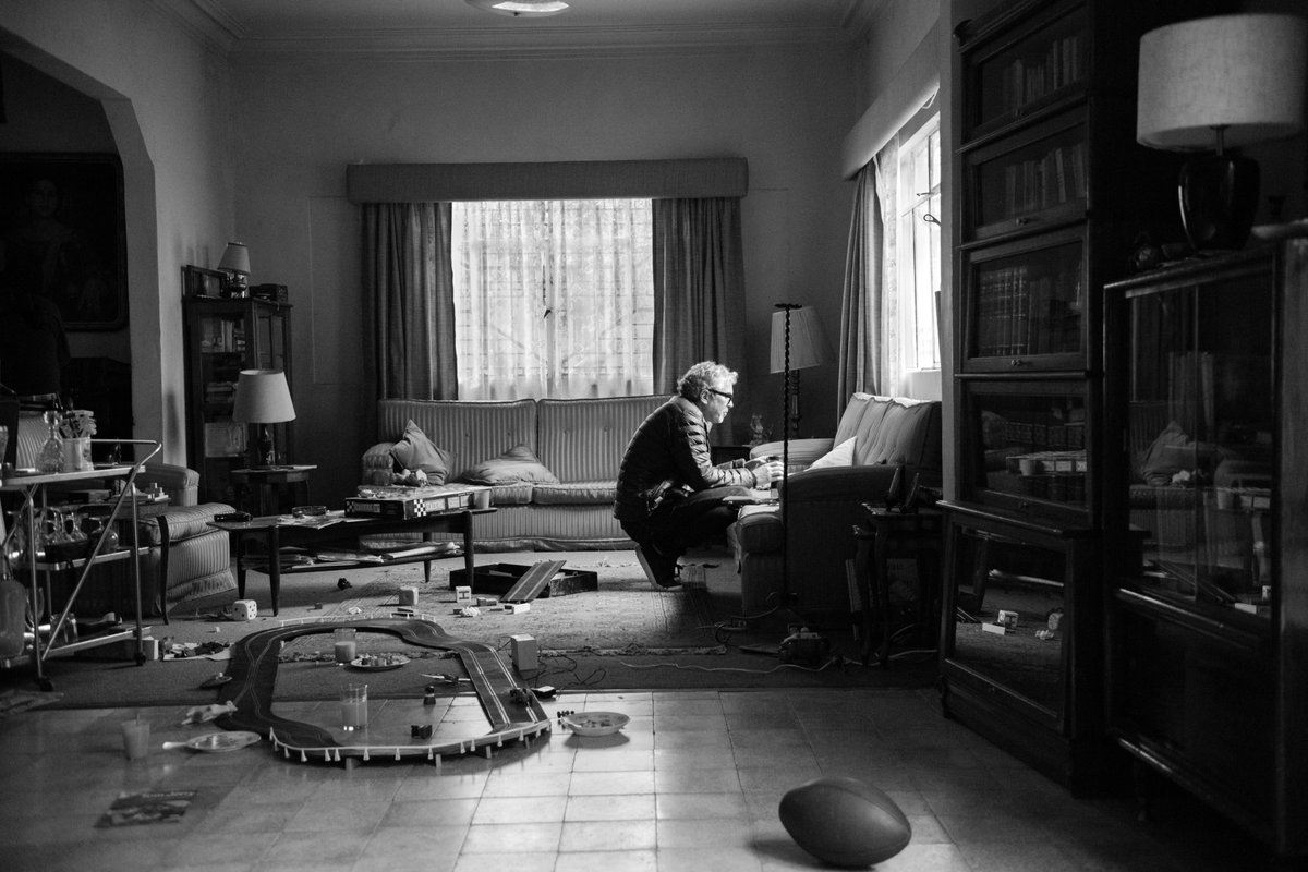 NetflixTudum's tweet photo. The work. Congratulations to Alfonso Cuarón for winning the Golden Globe for Best Director for ROMA. What a vision! #GoldenGlobes https://t.co/XChsvJy9Nw