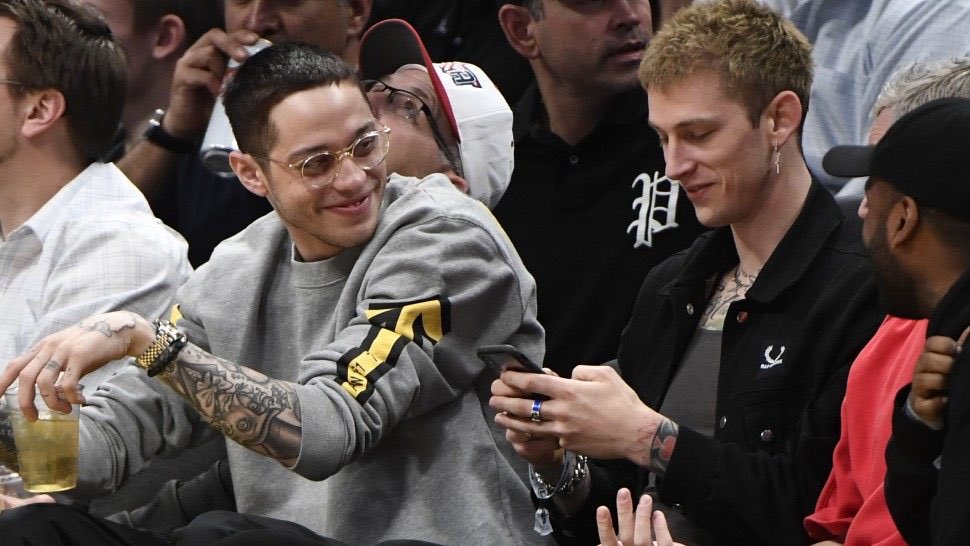 Find someone that looks at you the way #PeteDavidson looks at #MachineGunKelly. 😂 #thatfacetho