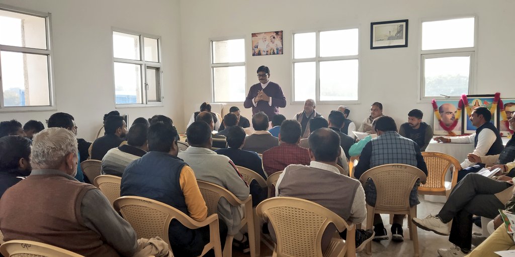 DhirendraGBN's tweet photo. #GreaterNoida #Jewar में कार्यकर्ताओं के साथ बैठक की।
#BJPWorkersMeet in Jewar! 
#MLAJewar #DhirendraSingh https://t.co/V3N2ZQ7rnX