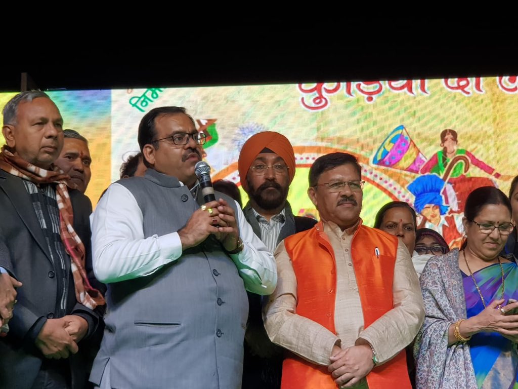akhil2491's tweet photo. .@BJP4India National secretary sh.@bjptarunchugh ji and BJP National Vice President Sh.@ShyamSJaju celebrated "Kaudiyan di Lohri" of 1100 girl child born at Red Fort Along with Miss INDIA Glamoun @shreyaofficial ji.#BetiBachaoBetiPadhao #kudiyanDiLohri #Lohricelebrations https://t.co/frfQqXZyqv