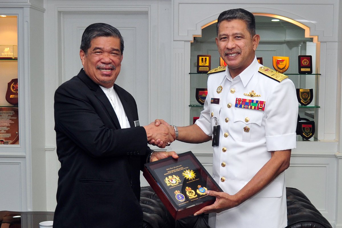 myjointforce's tweet photo. Panglima Angkatan Bersama Laksdya Dato' @syedzahirputra melakukan kunjungan hormat perpisahan kepada Menteri Pertahanan YB @MSabu_Official sebelum bersara tidak lama lagi.
#BerjuangBersama
#MinDefMalaysia
#MarkasATM
@myjointforce https://t.co/JhRteBKk5P