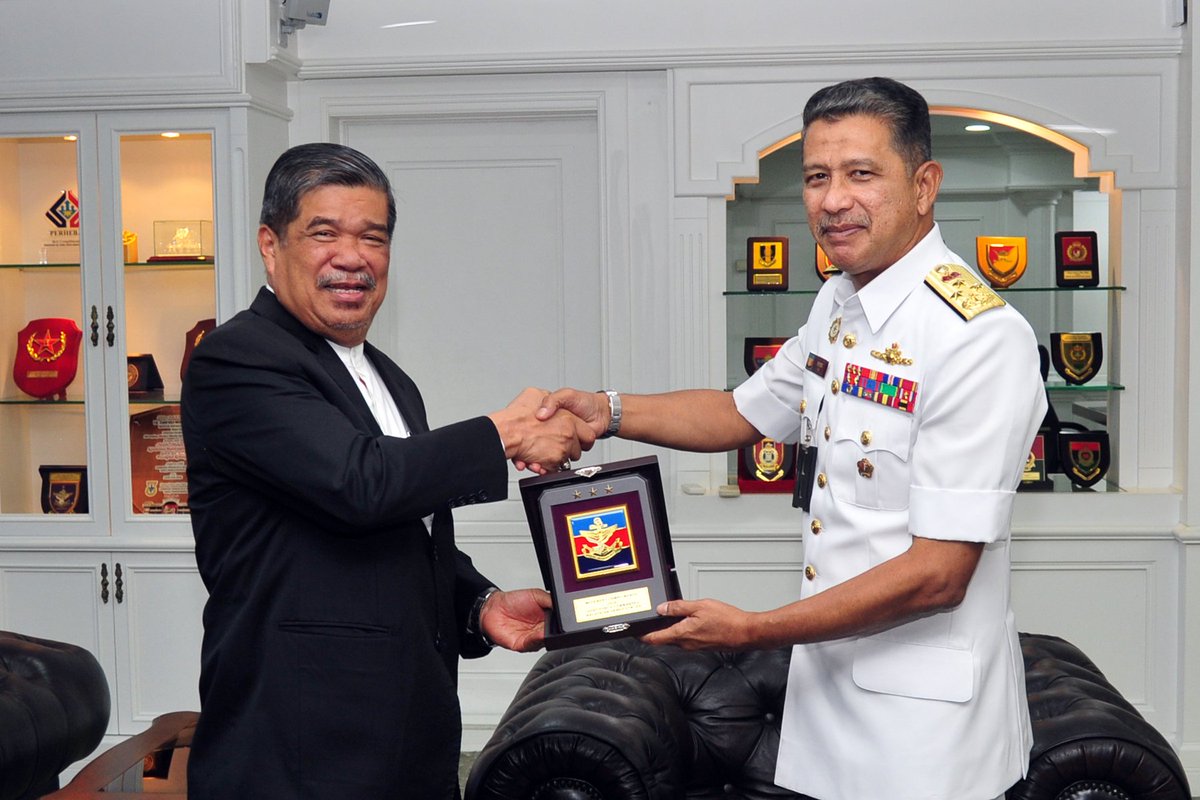 myjointforce's tweet photo. Panglima Angkatan Bersama Laksdya Dato' @syedzahirputra melakukan kunjungan hormat perpisahan kepada Menteri Pertahanan YB @MSabu_Official sebelum bersara tidak lama lagi.
#BerjuangBersama
#MinDefMalaysia
#MarkasATM
@myjointforce https://t.co/JhRteBKk5P
