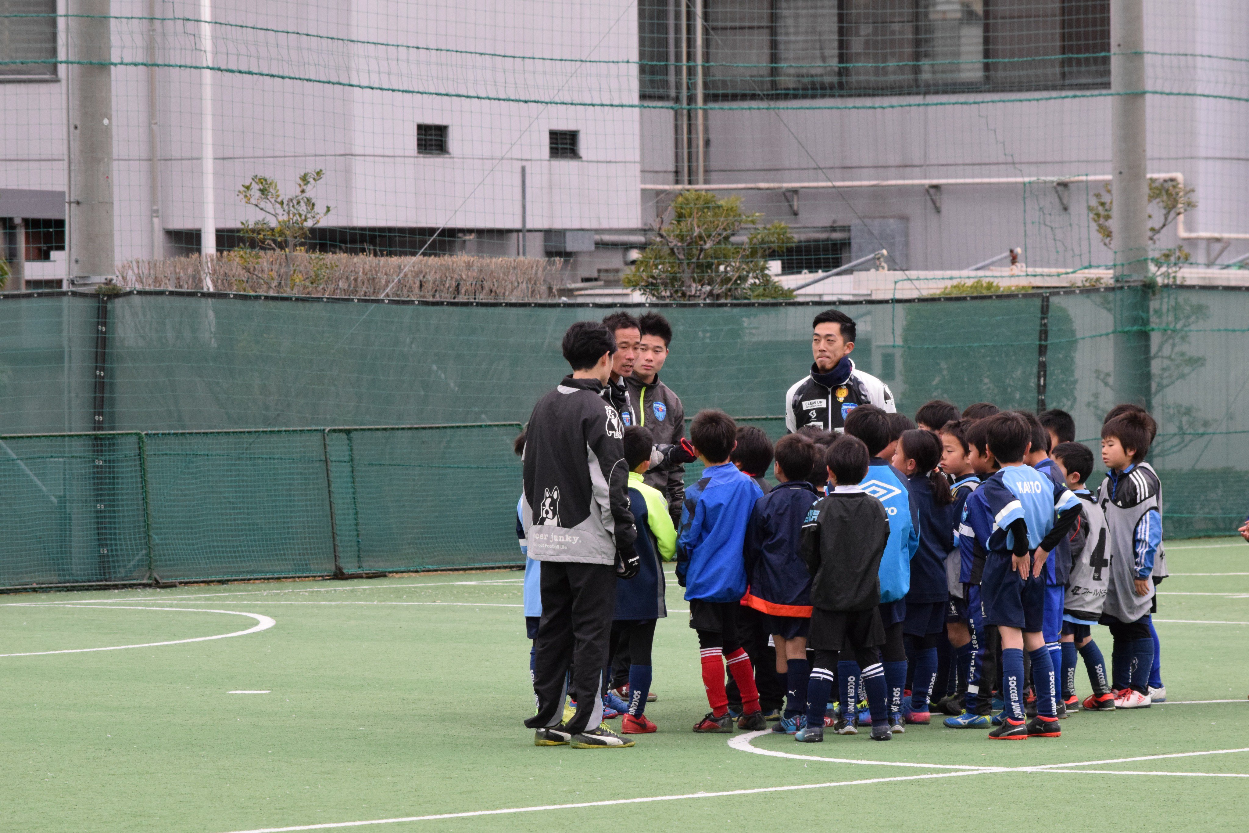 横浜fc 公式 スクール 昨日は 横浜ベイ磯子校にて強化クリニックを実施しました 今回は ボールを奪ってから中盤の崩し をテーマにした守備クラスと ボールを受けてからゴール前のフィニッシュ をテーマにした攻撃クラスに分かれて