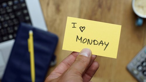 CEFOMA's tweet photo. C'est la reprise pour tout le monde, courage! Je suis ravie de vous envoyer des tonnes de bons souhaits, peps, "good vibes", sourires en ce lundi!!! Blaguez avec vos collègues, surprenez-les, qui sera le plus audacieux ;-)? #MondayMotivation #BienEtre #Smile #GoodVibes #travail https://t.co/y988uEU1o1