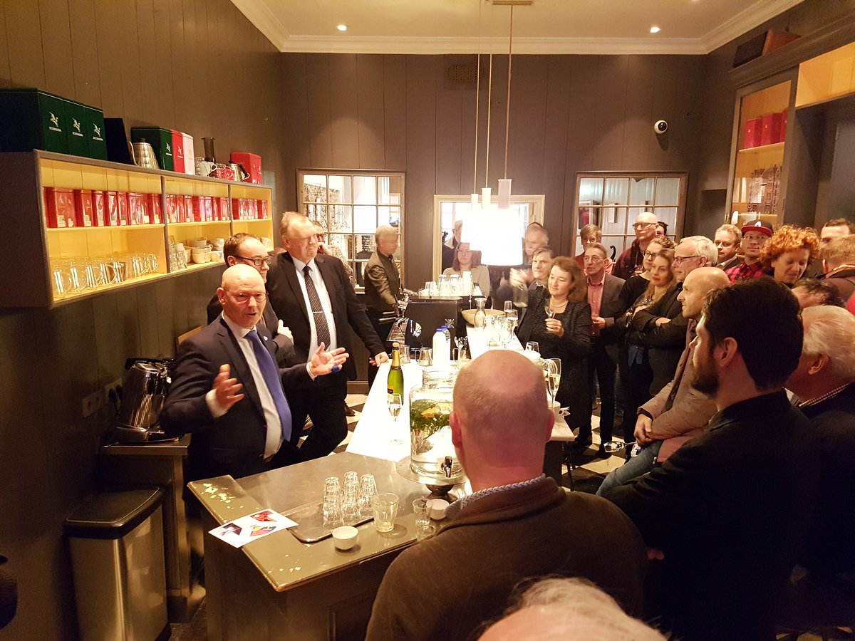 Marketing koffiemomentje met nieuwjaars proost. Veel info en voldoende humor. <a href="/bortkoelewijn/">Bort Koelewijn</a>
<a href="/kampenmarketing/">Kampen Marketing</a>
@dennis_bijl #WeLoveDennis