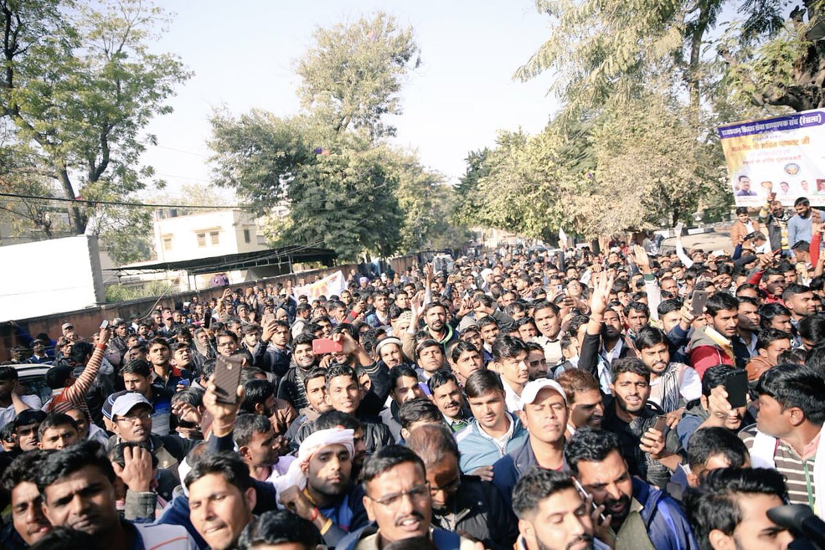 SachinPilot's tweet photo. बेरोजगार एकीकृत संघ एवं रीट लेवल प्रथम के चयनित अभ्यर्थियों ने अपनी मांगों से अवगत कराया। हमारी सरकार बेरोजगार युवाओं की मांगों को जल्द पूरा करेगी। https://t.co/d5PaLSXgCq