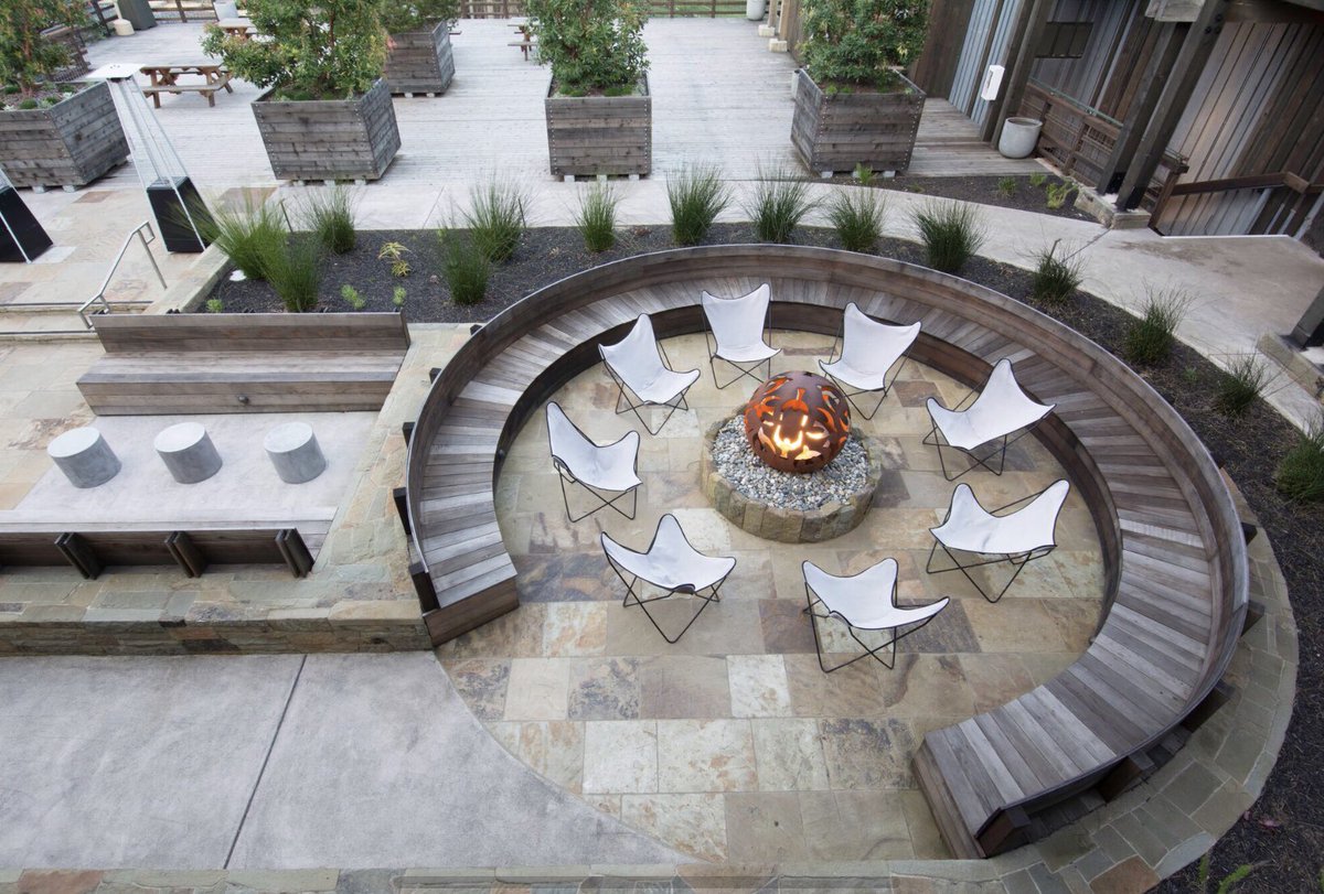 Our outdoor living room firepit is the perfect spot to celebrate #nationalcuddleday. 🔥 #timbercoveresort  #winterinsonoma #sonoma #outdoorfirepit