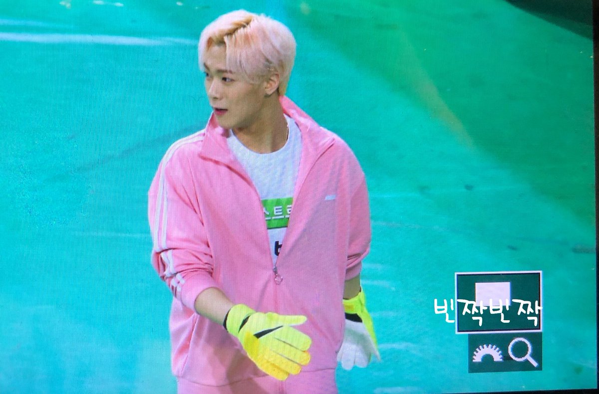 binjjakbinjjak's tweet photo. 190107 아육대 
#아스트로 #ASTRO #문빈 #MOONBIN 
@offclASTRO https://t.co/LqH4ZeORq7