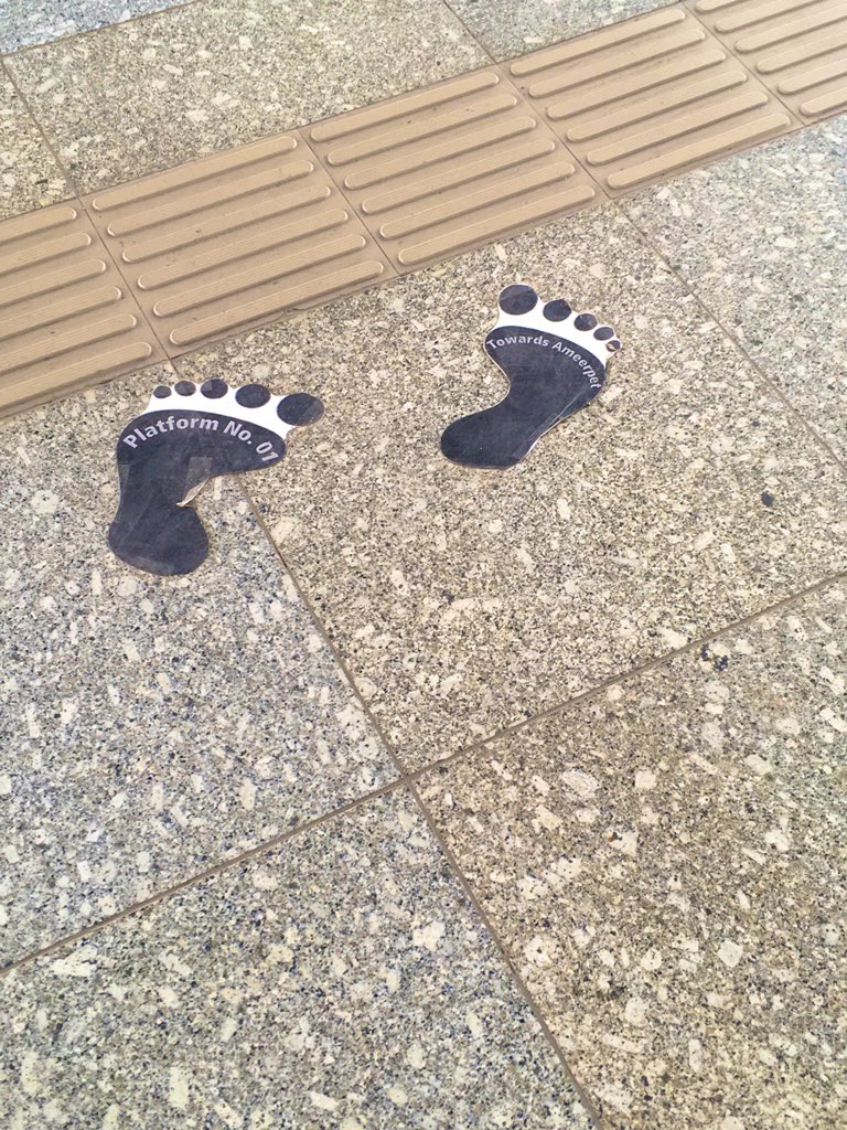 _VaishnaviR's tweet photo. Saw these footprints at the Stadium Metro Station. Everyday u see people getting confused on which platform to board and today I see this. A simple solution to an everyday problem. That’s what UX is all about! Kudos to @hmrgov for revolutionising commute experience! https://t.co/8wkoK4JMuX