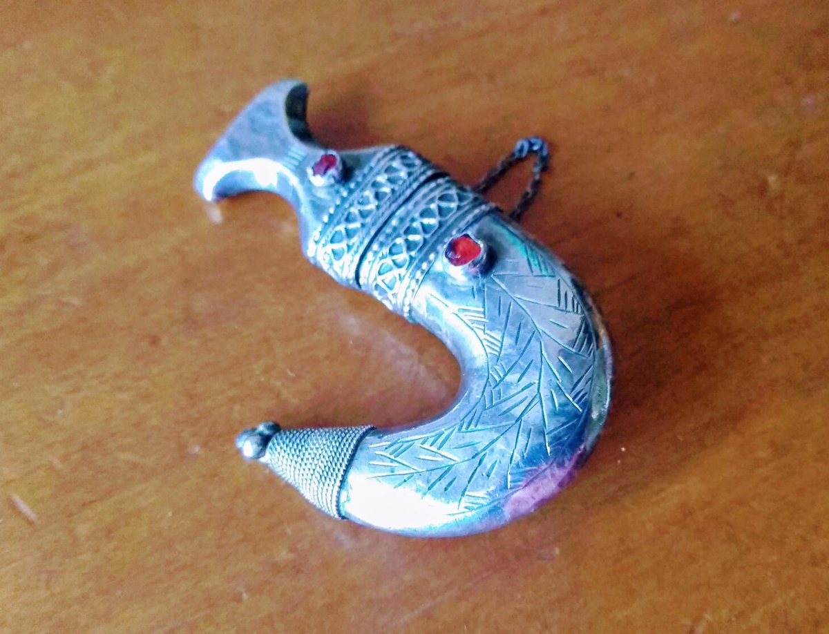 WhimsicalVintag's tweet photo. Vintage Sterling Silver Two Piece Scimitar Pin at https://t.co/cVOzL4c62X
#sword #vintage #whimsicalvintage #vintagejewelry #sundaysilver #vintagepins #vintagebrooches #artdeco #1920s #etsy #etsyshop https://t.co/JFQtndGt2U