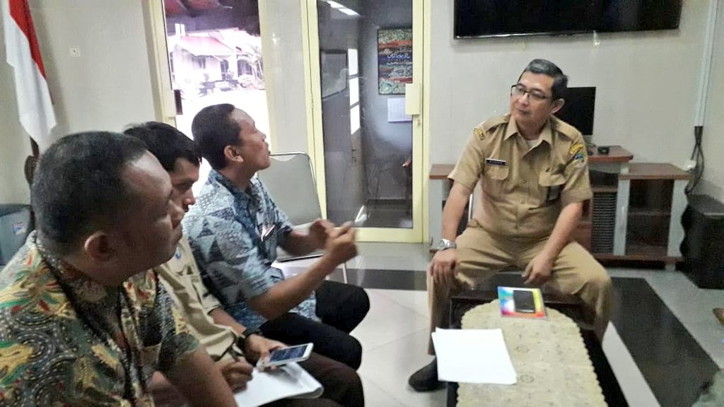 delia_hillya's tweet photo. Gendu-gendu rasa PLD Banyumas dengan Orang nomor 1 di Banyumas (BUPATI)..
Bukti kedekatan PLD (Pendamping Lokal Desa) dengan pemerintah kabupaten..
.
.
@jokowi @RivaTuahta @EkoSandjojo @ganjarpranowo @DISPERMADES_JTG @PemkabBanyumas @pldbanyumasjat1 @tppindonesia @KemenDesa https://t.co/DPbbJUmkr7