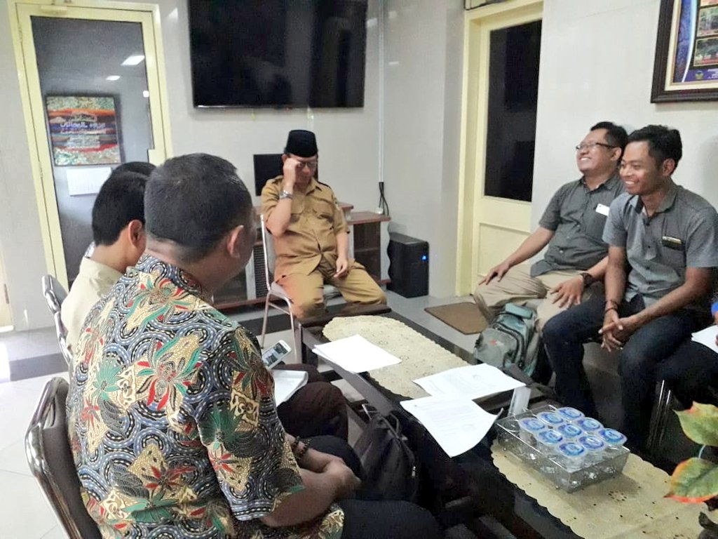 delia_hillya's tweet photo. Gendu-gendu rasa PLD Banyumas dengan Orang nomor 1 di Banyumas (BUPATI)..
Bukti kedekatan PLD (Pendamping Lokal Desa) dengan pemerintah kabupaten..
.
.
@jokowi @RivaTuahta @EkoSandjojo @ganjarpranowo @DISPERMADES_JTG @PemkabBanyumas @pldbanyumasjat1 @tppindonesia @KemenDesa https://t.co/DPbbJUmkr7