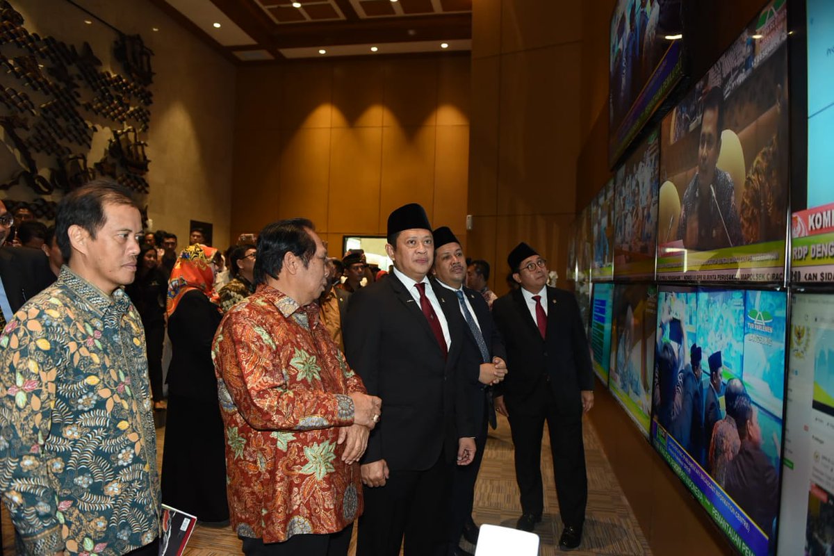 DPR_RI's tweet photo. Ketua DPR RI Bambang Soesatyo bersama para Wakil Ketua DPR RI, Pimpinan dan Anggota BURT DPR RI serta Anggota DPR RI meresmikan Pusat Penyiaran dan Informasi Parlemen di Gedung Nusantara I DPR RI, Senin, 7 Januari 2019. #OpenParlemen #DPRmodern #DPRnow https://t.co/cC4kZwtpXQ