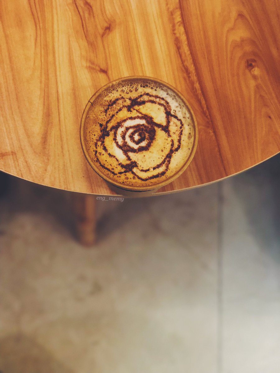 eng_memy0's tweet image. 9:00 صباحاً ⛅️🌸..

صباح الأشياءِ التي من شأنها أن تمنحنا شعُوراً رائعاً كـ كوب قهوة لذيذ 🌿☕️..

#صباح_الاثنين ..
#يخبرني_الصباح  ..