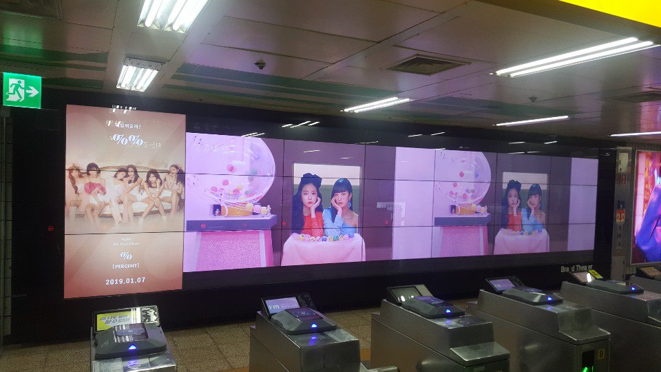 Apink_2011's tweet photo. [#에이핑크] 홍대입구역으로 들어오는 그 순간!🚄
홍대입구역 브랜드시어터 앞에는
%%(응응)으로 돌아온 우리핑크를 
만날 수 있습니다😍 
우리 🐼들! 인증샷 많이 남겨주세요💕

#Apink 
#우리핑크_나타나줘_홍대입구로_올라오는_사이🥰
#강남과홍대_모두_핑수니들과함께
#오늘_6시_기대해줄래 #응응 https://t.co/ovsVcYqvHa