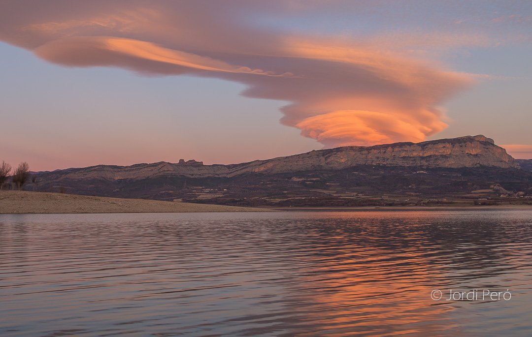 MONTSEC_'s tweet photo. Ahir a bocafoscant es van veure per sobre del Roc de Pessonada i reflexats al pantà de Sant Antoni uns potents altocumuls lenticulars, amb algun detall de inestavilitat Kelvin  Helmholtz. #Pallars #324eltemps https://t.co/dEesgVCMgb