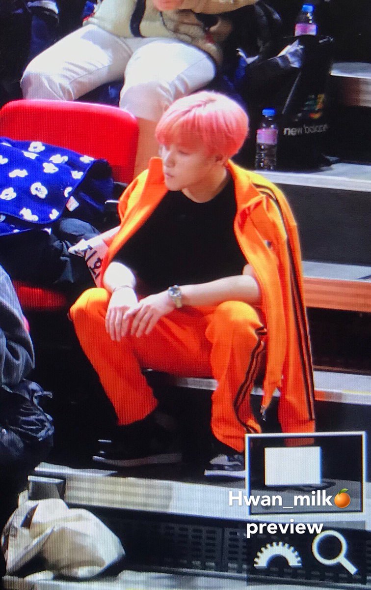 Hwan_milk's tweet photo. 🍊💕🍊💕
190107
#진환 #JINHWAN #ジナン #iKON 
@iKON_gnani_____ https://t.co/wXFNPtwAkb