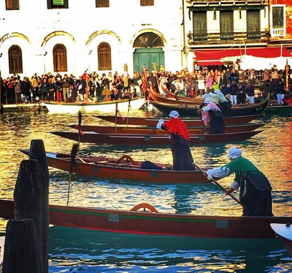 veneziaradiotv's tweet photo. Vi auguriamo una #buonagiornata un #buonlunedi con la regata delle befane. Foto di Luca Cerofolini
#venezia #venice #photooftheday #7gennaio https://t.co/7i1etazxR4