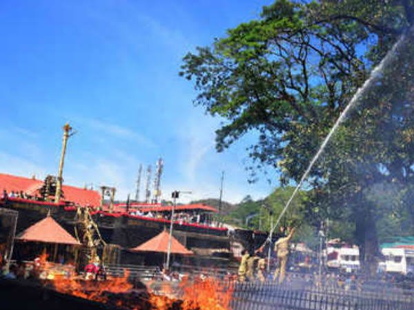 VijethaaB's tweet photo. #SaveSabarimalaTradition Ominous. The banyan tree in front of #18HolySteps in
#Sannidhanam that stood tall & evergreen fr years in exactly the same place with fiercer fire
in Azhi fr the entire Mandala Makaravilakku, catches fire & brought under control
#SaveKeralaFromCommunists https://t.co/z8NRTuQLto