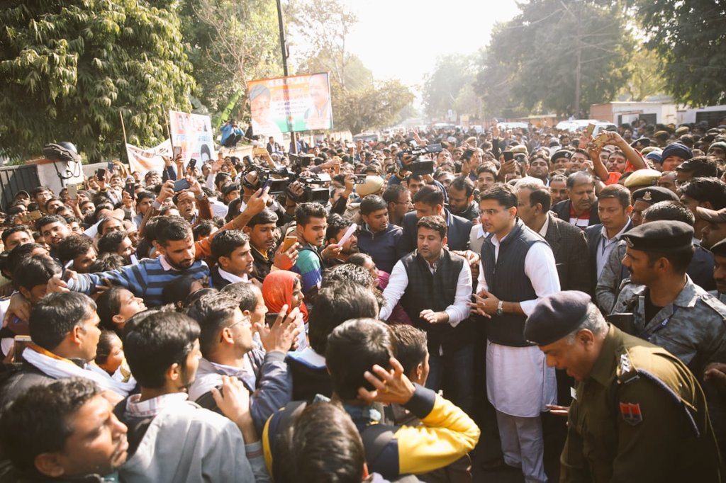 thesunildoraya's tweet photo. हजारों की संख्या में आज REET शिक्षक भर्ती 2018 लेवल प्रथम के चयनित अभ्यर्थियों ने 21 kg की म��ला पहनाकर डिप्टी सीएम सचिन पायलट जी का जोरदार तरीके से किया स्वागत और  9जनवरी को वरिष्ठ अधिवक्ता से मजबूत पैरवी करवाकर जल्द से जल्द नियुक्ति दिलवाने की रखी  मांग https://t.co/RLRrAp8Un0