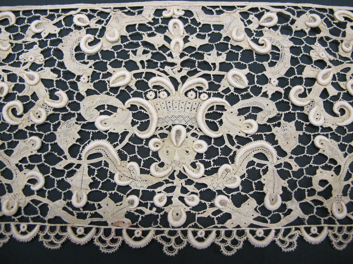 pointsensible's tweet image. 🇫🇷TRÉSOR DE DENTELLE #MADEINFRANCE🇫🇷
Focus sur ce volant de 4m de long visible à la Maison des Dentelles d’#Argentan. Réalisé manuellement à l'aiguille au Point de France, probablement dans l'Orne vers 1670-1675, le motif représente la fontaine de #Jouvence.