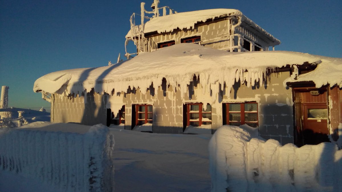 UdalostiOstrava's tweet photo. Mrazivá krása na Lysé hoře v Beskydech. Teplota v pondělí v 9 hod. ráno: minus 13,5 stupně Celsia, a 184 cm sněhu k tomu! Foto: Stanislav Ondruch https://t.co/WYp2uamc0u