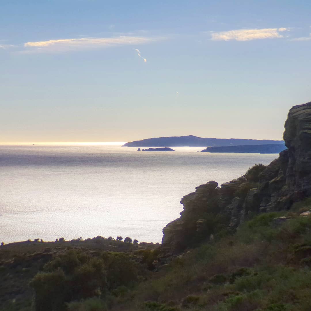 ricardrigall's tweet photo. Les Medes i el Cap de Begur, vistos des del Puig Alt, entre Roses i Cadaqués. #medes #capdebegur #puigalt #roses #cadaqués #altempordà #capdecreus #bicicleta #btt #mtb #hivern2019 https://t.co/XpYEq6KJhN