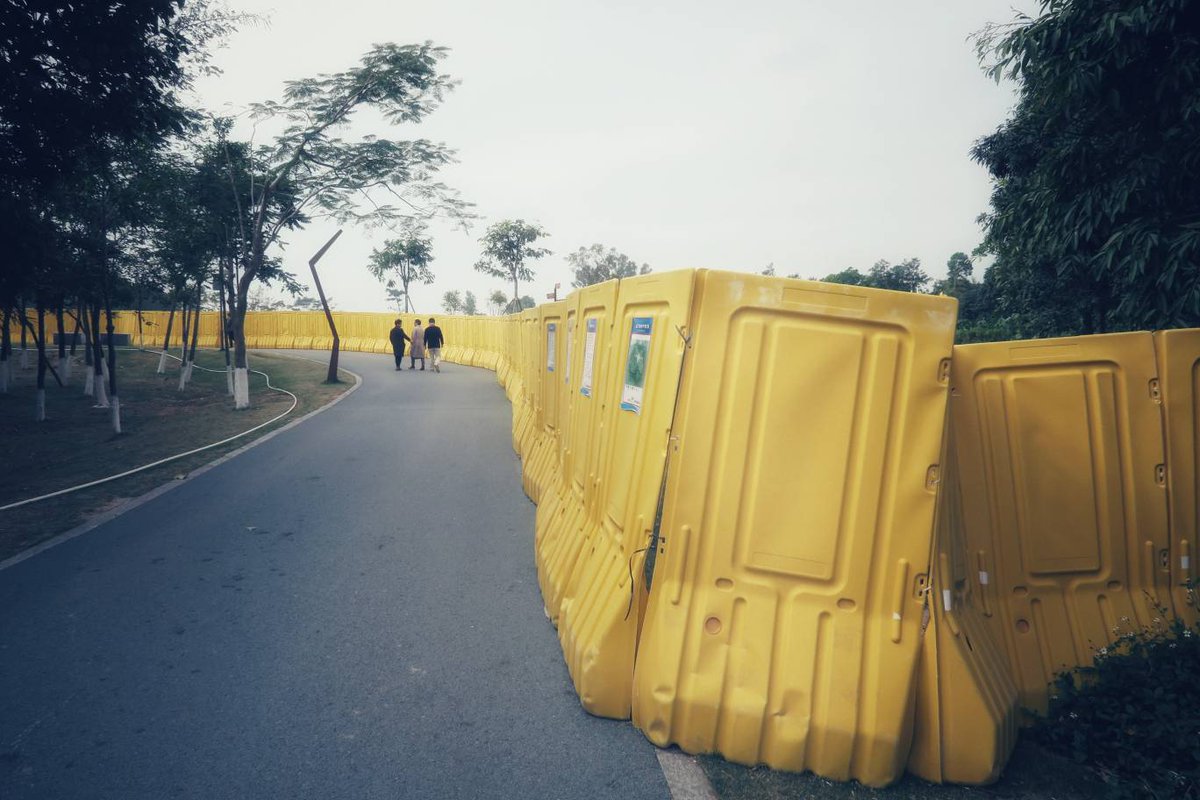 qinyuanlei's tweet photo. The presence of yellow. Since China's economic reforms in 1978, #Shenzhen and other cities have undertaken a colossal amount of construction projects. The presence of yellow speaks to the splendor of growth in post-Reform #China. Or does it speak to, rather, the limits of growth? https://t.co/JPAsZozuvf