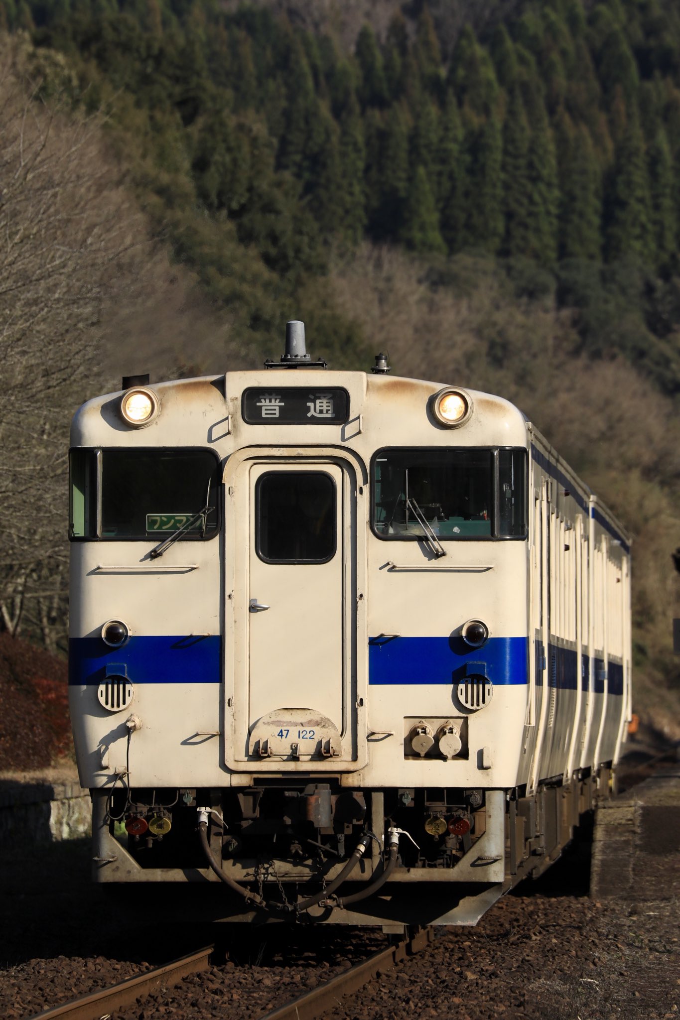 ゆうすい キハ47 122 鹿児島では数少ないエンジン未換装のこの車 相棒はキハ47 9077とともに 黒幕のスノープラウ付きというマーベラスな車 島内のキハ47って個人的にはホロ無し顔をあまり拝めないんだよなー 大満足です T Co Mlswbeefxr
