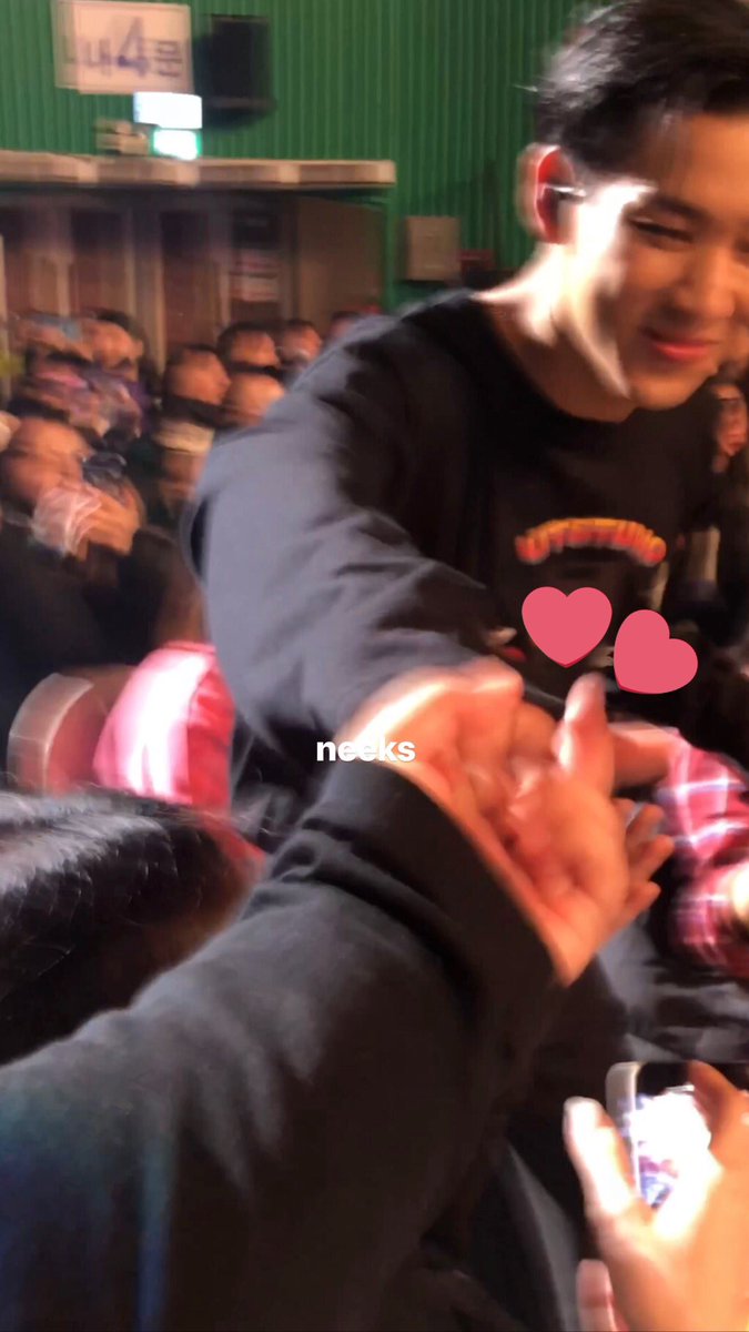 neeeeeksie's tweet photo. My life is blessed. I have held the hands of the kings.
#GOT75thFanMeeting 
#GOT7
#BAMBAM 
#JINYOUNG
#FLYGOT7 
#날아라갓세븐 https://t.co/3IQ3duQnPa