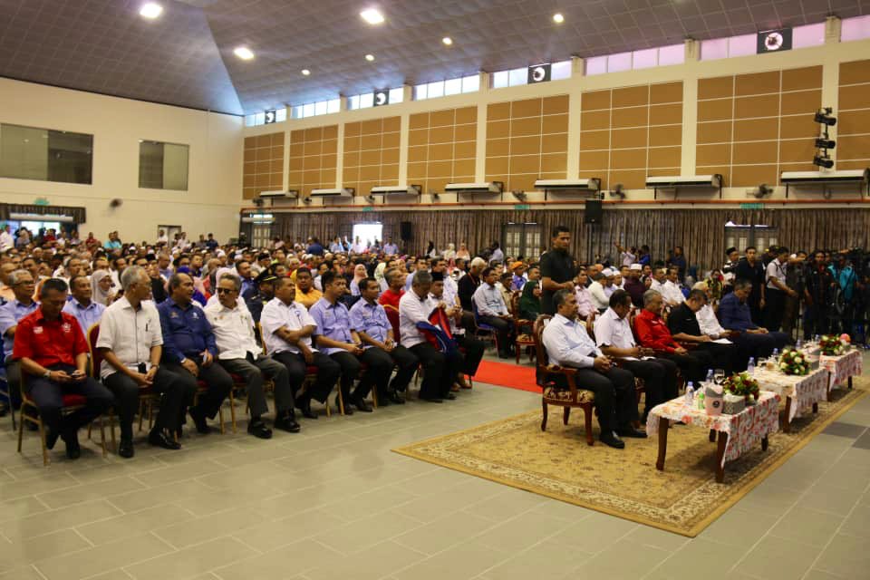 dofmalaysia's tweet photo. Ramah Mesra Tun Dr. Mahathir Mohamad Bersama Warga Tani Negeri Terengganu - 07/01/19

Idea kerajaan utk mencantumkan kawasan2 kecil yg diuruskan oleh pakar pengurusan ladang bertujuan bagi menambah nilai dalam pengeluaran &amp; menangani apabila harga barangan jatuh @chedetofficial https://t.co/gNhNr8jtDw