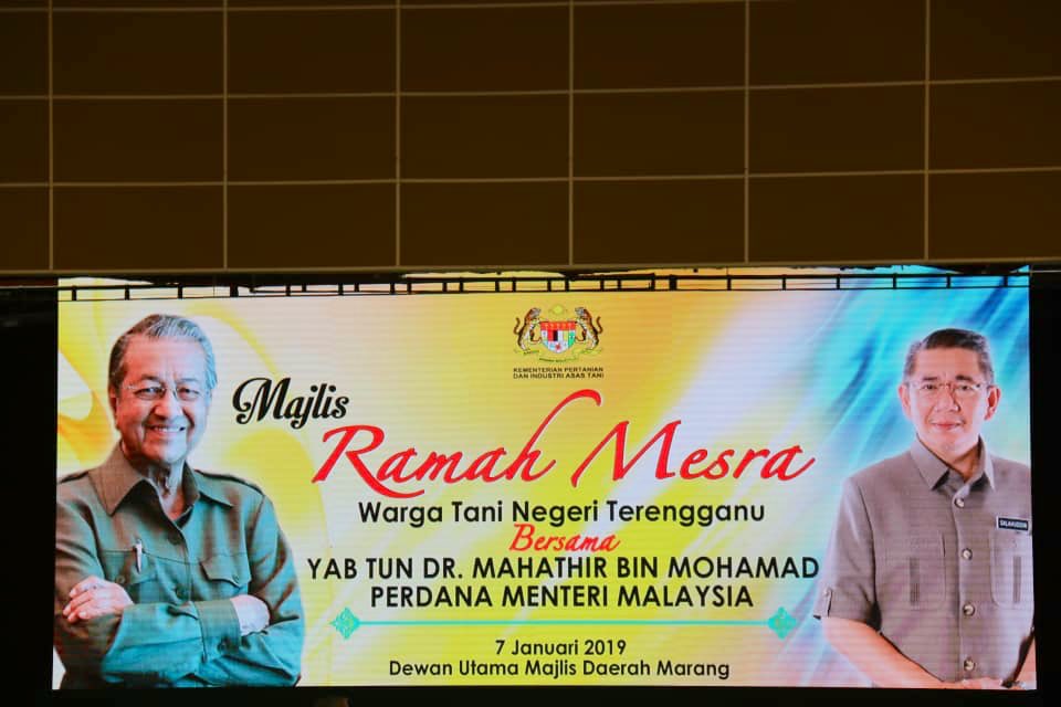 dofmalaysia's tweet photo. Ramah Mesra Tun Dr. Mahathir Mohamad Bersama Warga Tani Negeri Terengganu - 07/01/19

Idea kerajaan utk mencantumkan kawasan2 kecil yg diuruskan oleh pakar pengurusan ladang bertujuan bagi menambah nilai dalam pengeluaran &amp; menangani apabila harga barangan jatuh @chedetofficial https://t.co/gNhNr8jtDw