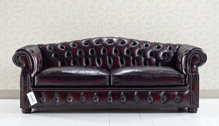 Need a new sofa? But perhaps your spare bedroom bed could do with replacing too? Our Downton sofa bed could well be the answer - have a look at it here: ow.ly/ZMxy30naVpV #chesterfield #DistinctiveChesterfields #sofa #sofabed