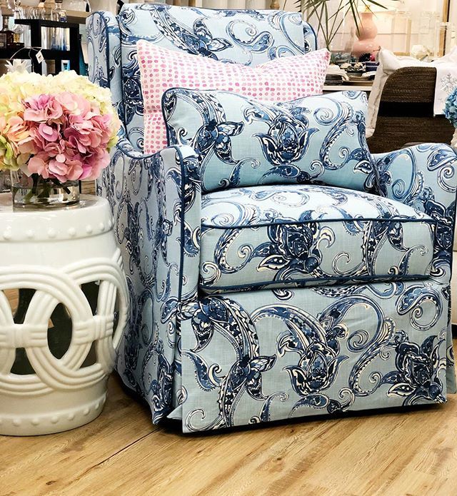 A chic and stylish spin on the Monday blues 💙 #chair #mondayblues #pink #popofpink #chic #stylish #fabric #textile #hydrangea @restylesource @pineapplespalms bit.ly/2C288Jo