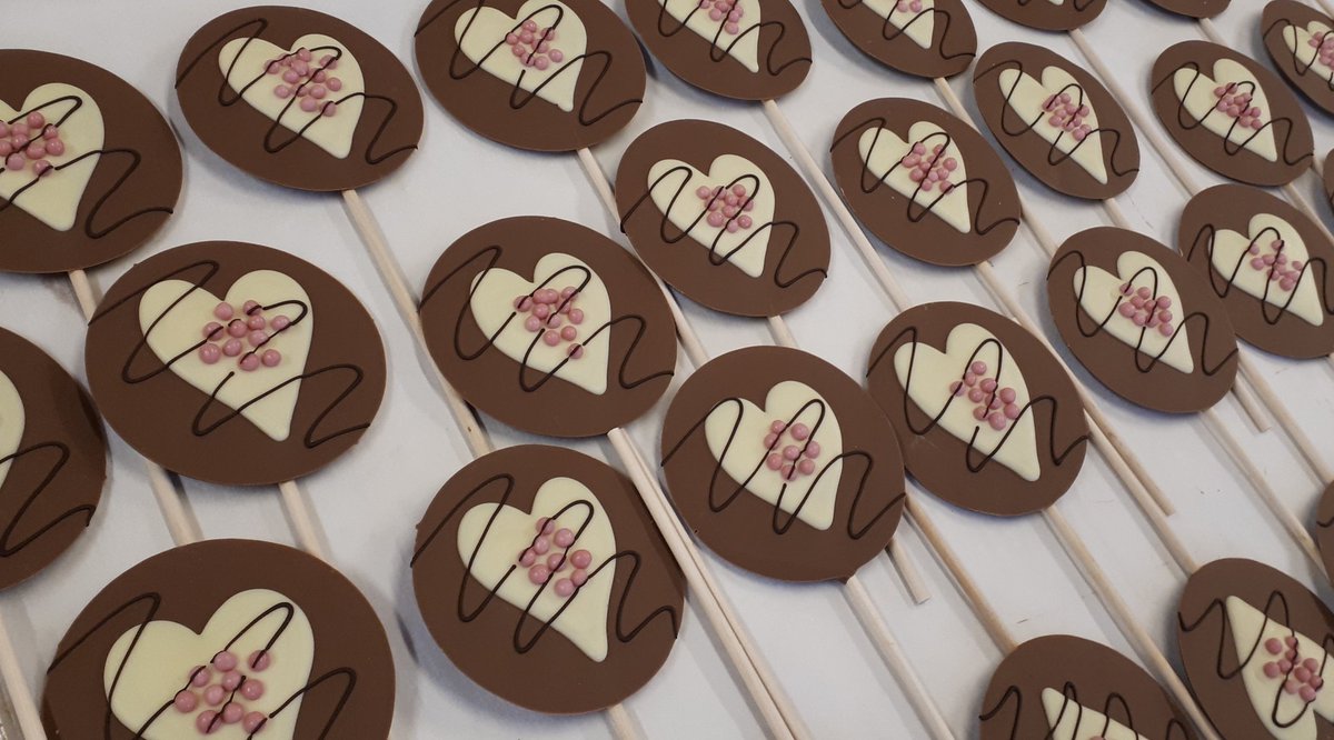 ChocolateCraft's tweet photo. In need of some #MondayMotivation? Maybe today's  lollies of ❤ can help?!  #lovechocolate https://t.co/BWQqGvpD55